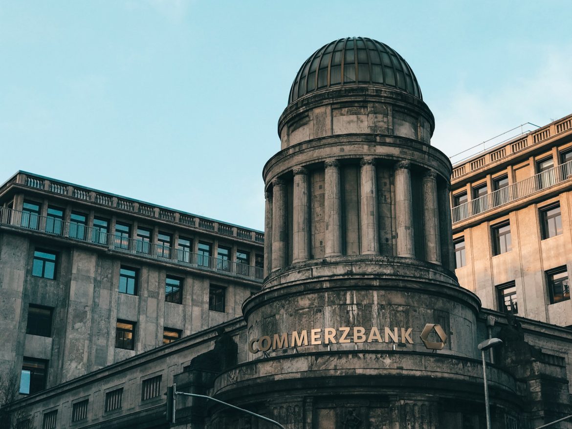 Commerzbank di Bawah Tekanan Ganda: Ancaman Akuisisi Unicredit dan Penurunan Peringkat oleh Goldman Sachs