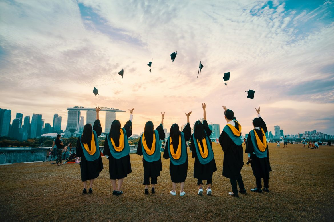Menakar Peran AI dalam Dunia Belajar: Dari Meja Sekolah hingga Pelatihan Eksekutif Global